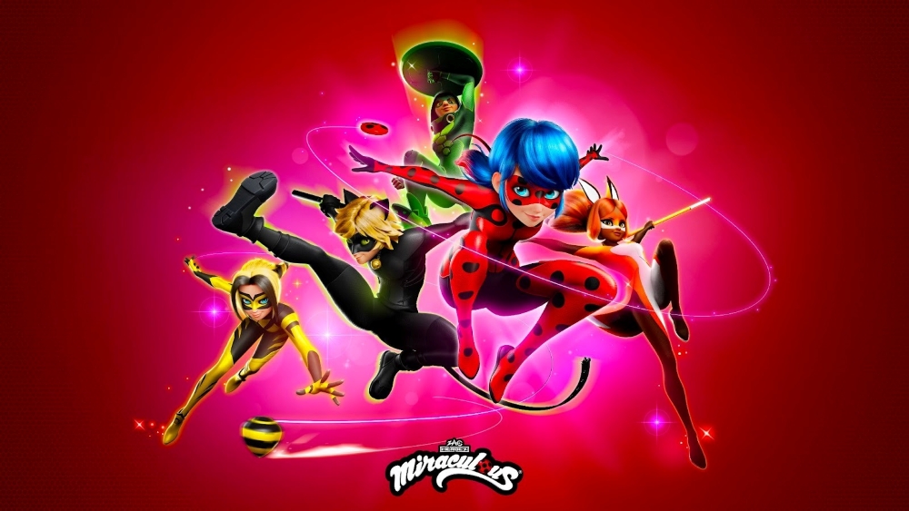 Lady Bug insieme a Chat Noir e gli altri personaggi